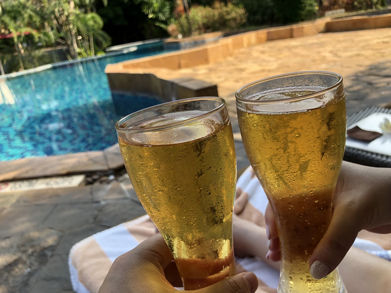 デュシタニホアヒンリゾートプールサイドでビールで完敗！